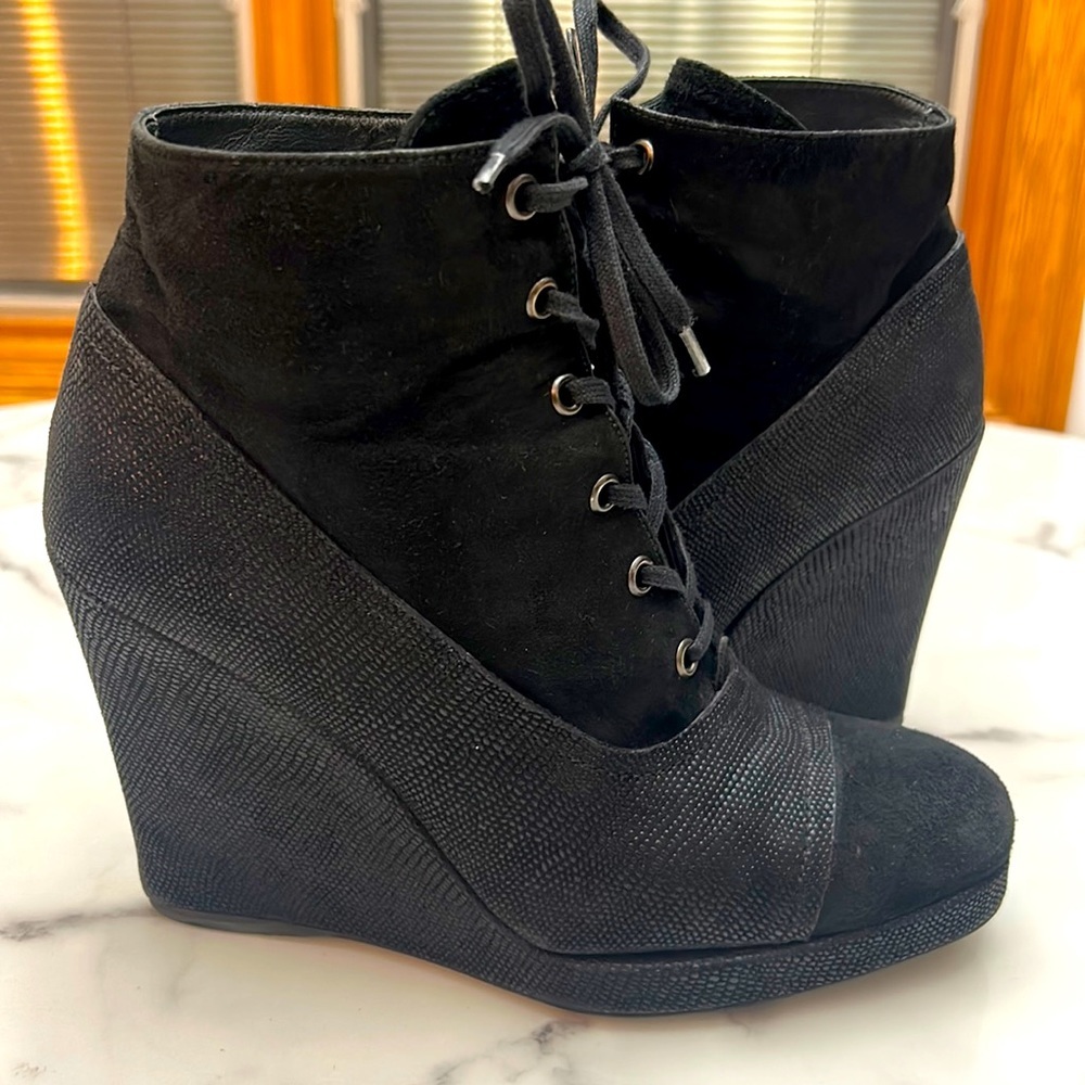 Stuart Weizmann Black Suede Stingray Lace-Up Wedge Ankle Booties Size 7M